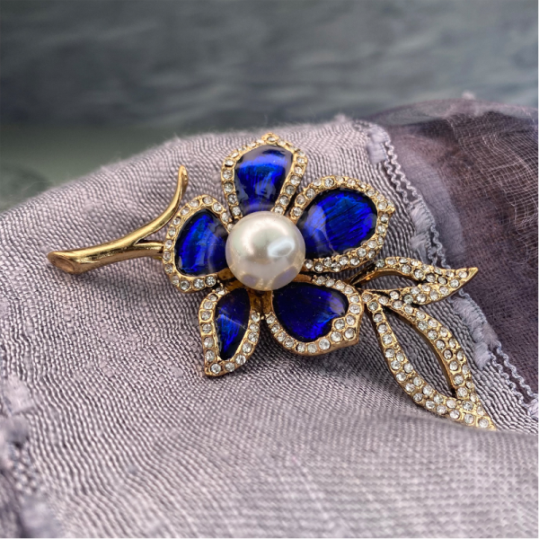 Broş Nasıl Kombin Yapılır? Her Tarza Uygun En Güzel Kombin Önerileri