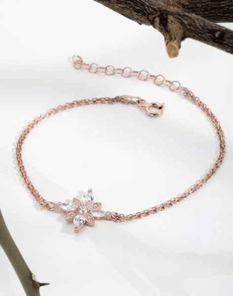 Anneler Günü İçin En Şık Takı Önerileri" Anneler Günü İçin En Şık Takı Önerileri"