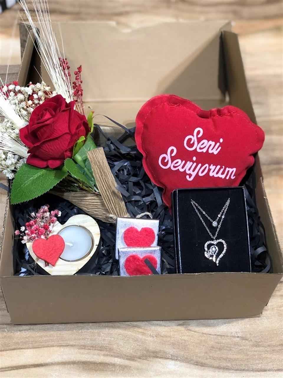 Sevgililer Günü İçin En Şık Takı Önerileri Sevgililer Günü İçin En Şık Takı Önerileri